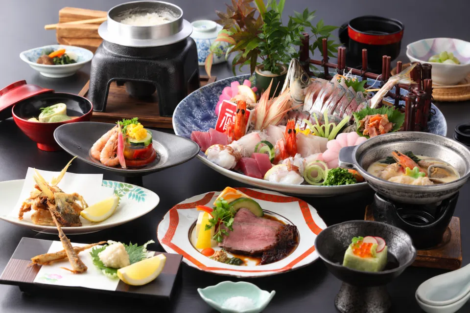 海鮮料理 えいたろうの刺身や小鍋など料理を並べた食卓