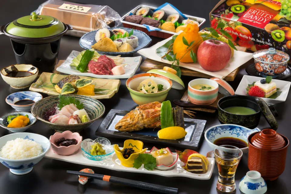 海鮮家 福伸の刺身や焼き魚を並べた会席の料理例