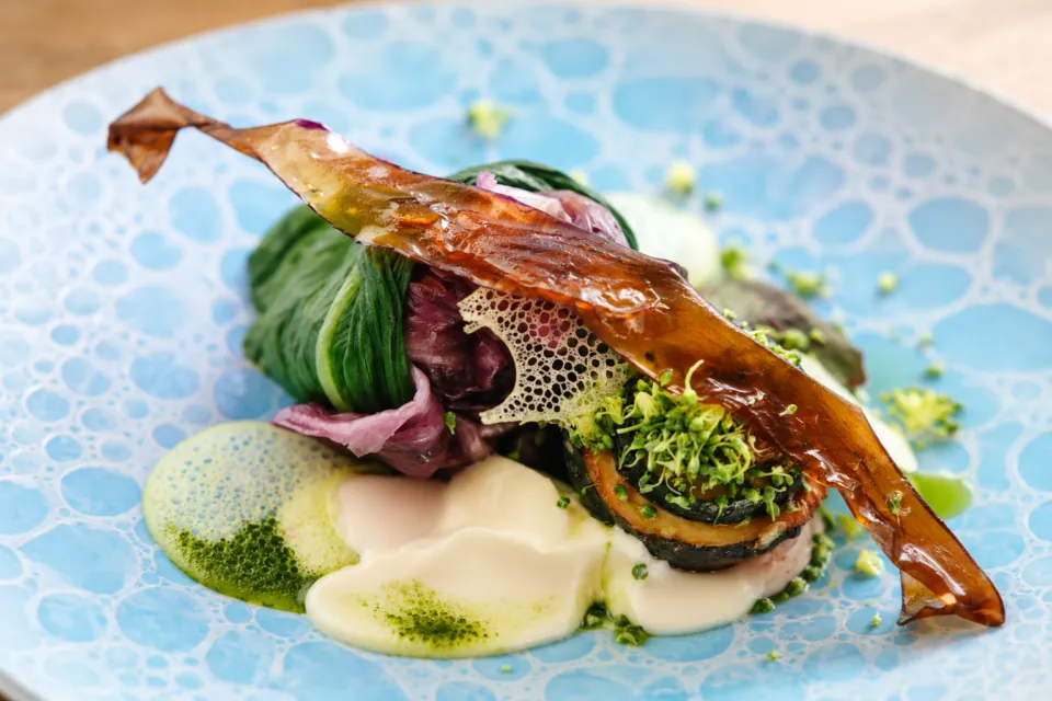 Kaji synergy restaurantの青い模様の皿に盛った野菜の料理