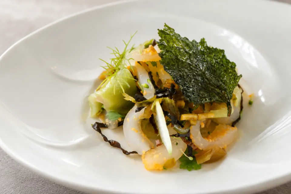Kaji synergy restaurantの細切りの海苔を添えた料理