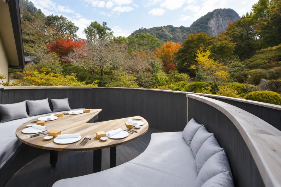 Kaji synergy restaurantの曲線のテーブルとソファを備えたテラス席