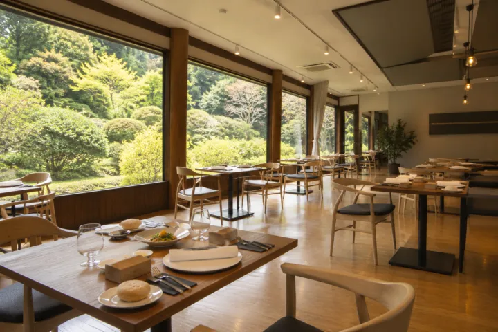 Kaji synergy restaurantの窓に面したテーブル席の食卓