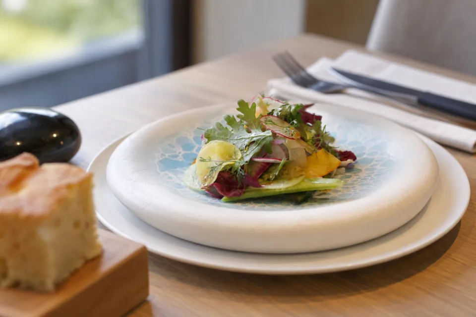 Kaji synergy restaurantの青い皿に盛った彩り豊かな料理