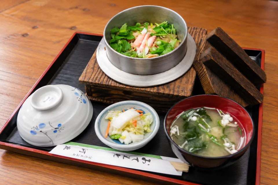 河鹿の釜めしと汁物・漬物の食卓