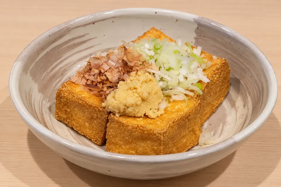 河鹿の薬味を添えた揚げたて厚揚げ