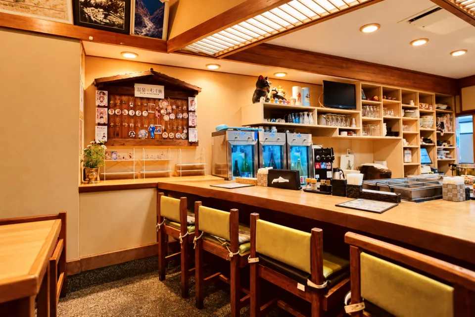 河鹿のカウンターと店内展示