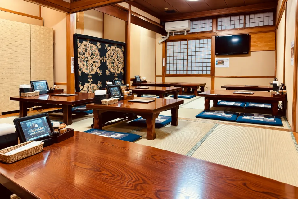 河鹿の本店の座敷と座卓