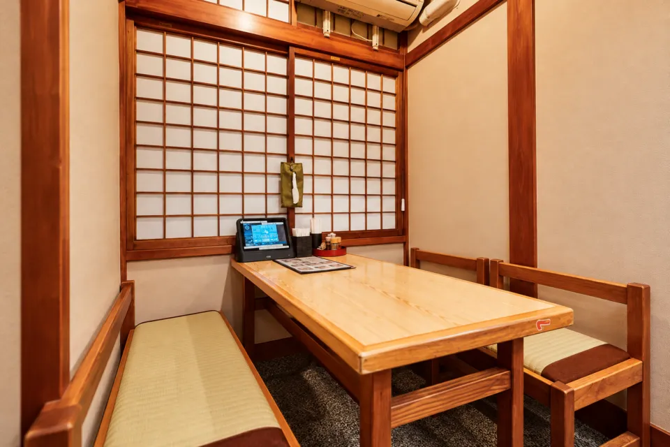 河鹿の本店の木製テーブル席と障子