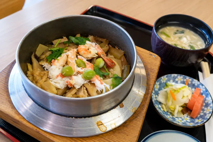河鹿の釜めしと汁物・漬物