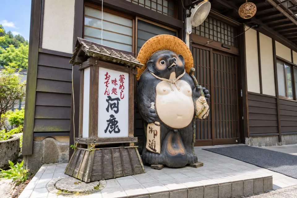 河鹿の河鹿本店の入口と信楽焼のたぬき