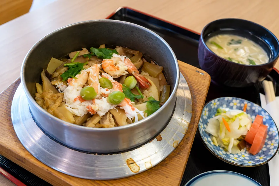 河鹿の釜めしと汁物・漬物