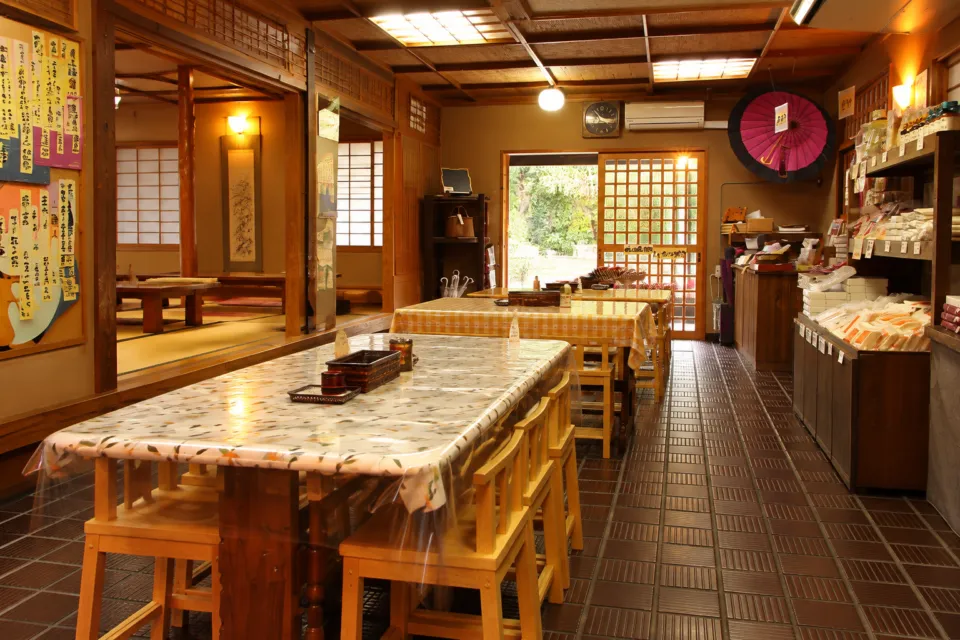 お食事処 ふきやの土産品棚に囲まれたテーブル席