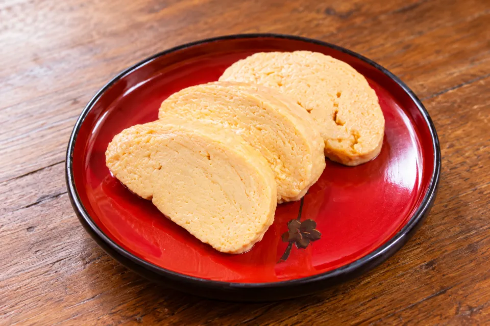 お食事処 ふきやの赤い皿に盛り付けただし巻き玉子