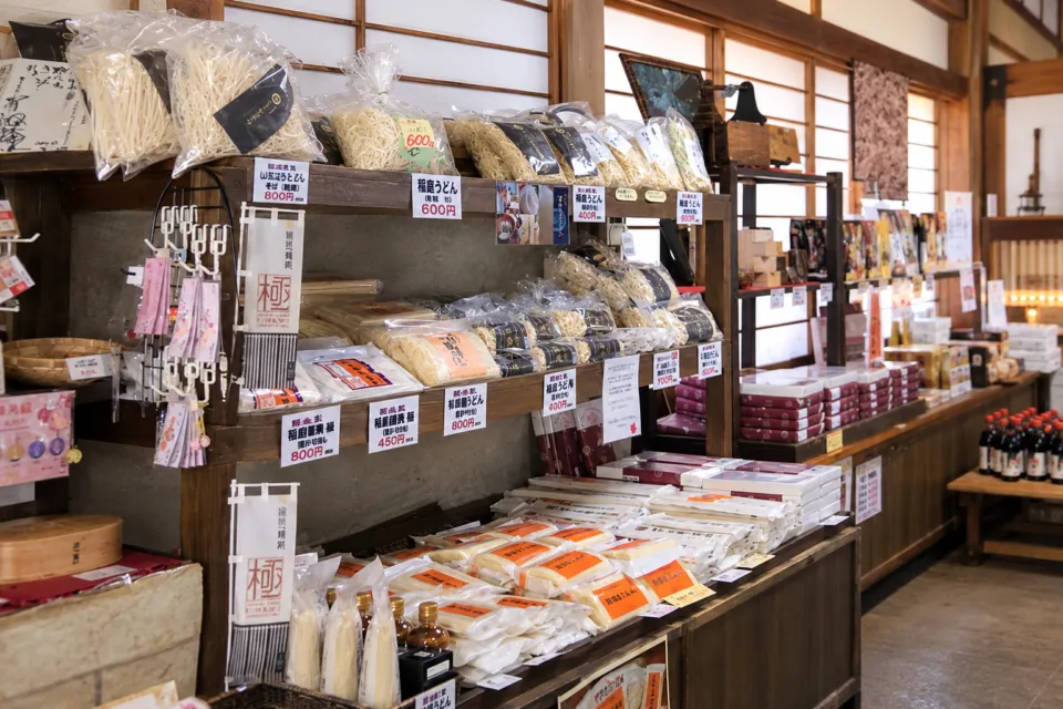 お食事処 ふきやの店内に並ぶ乾麺などの土産品