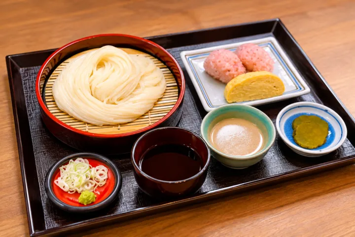 お食事処 ふきやのおにぎりとだし巻き玉子付き稲庭冷やしうどん