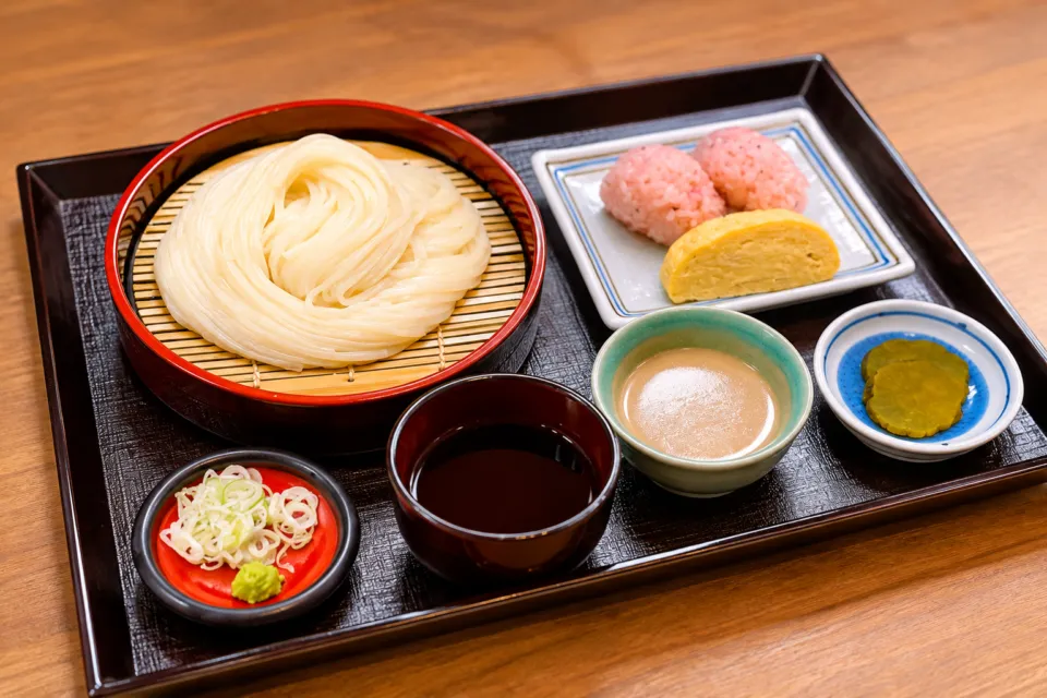 お食事処 ふきやのおにぎりとだし巻き玉子付き稲庭冷やしうどん