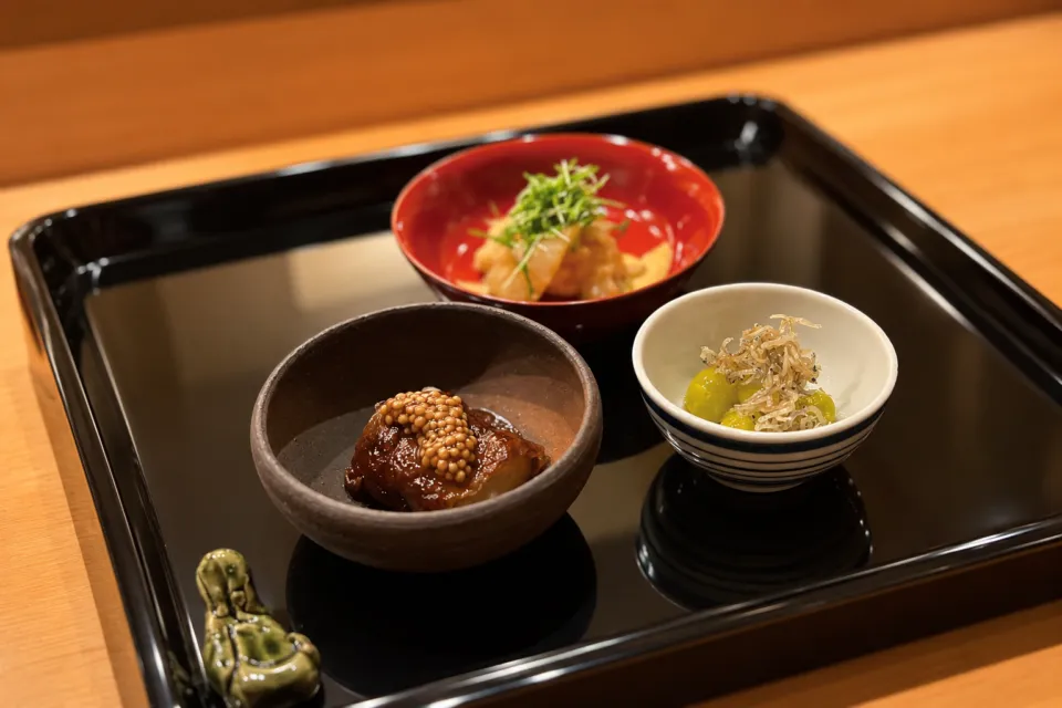 亀の井別荘の小鉢を並べた前菜