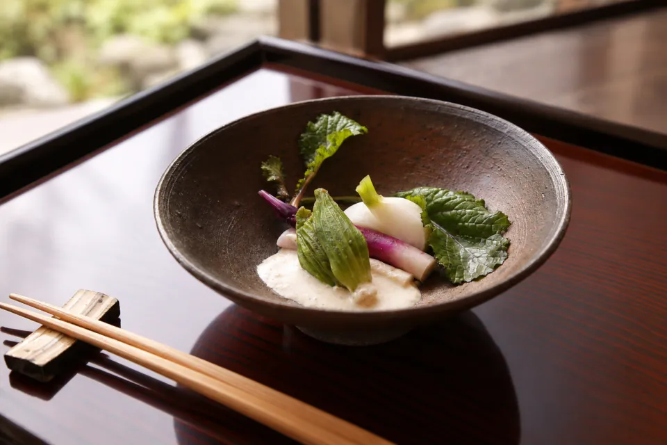 亀の井別荘の野菜を盛った鉢