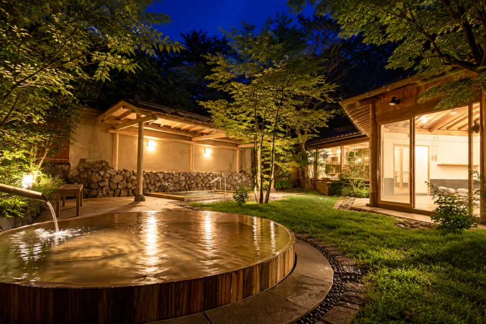 亀の井別荘の夜の庭に面した浴場