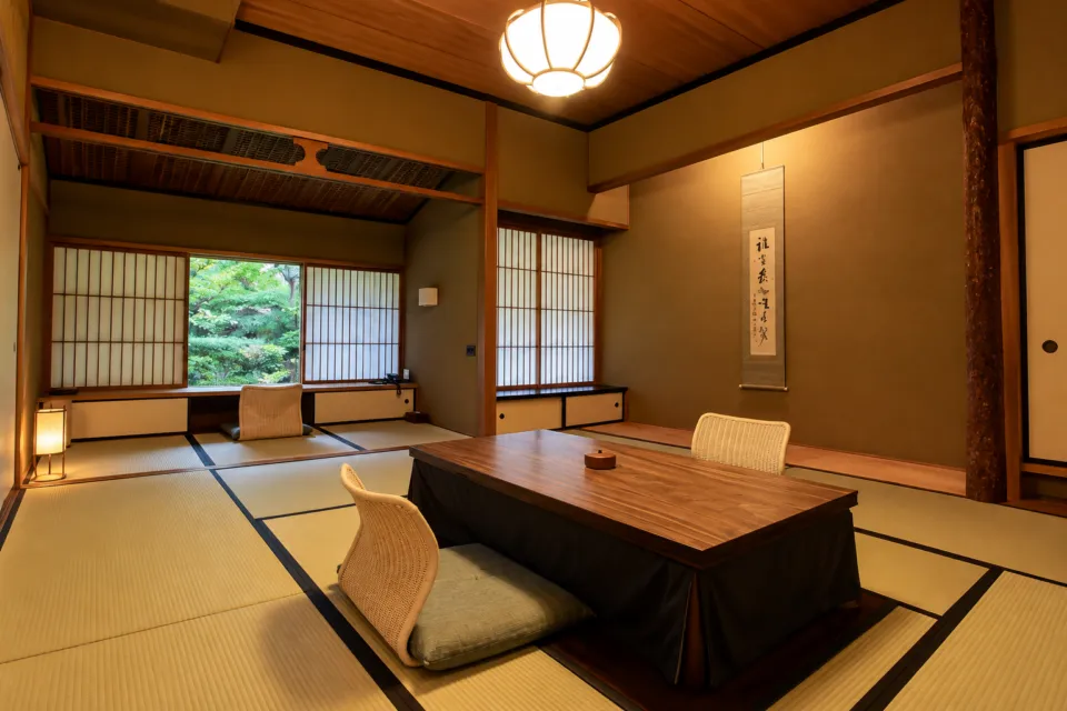 亀の井別荘の16番館の畳と座卓