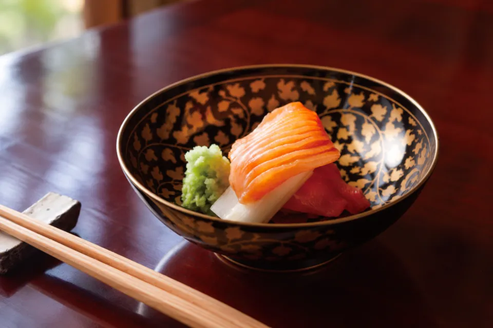 亀の井別荘の刺身を盛った器