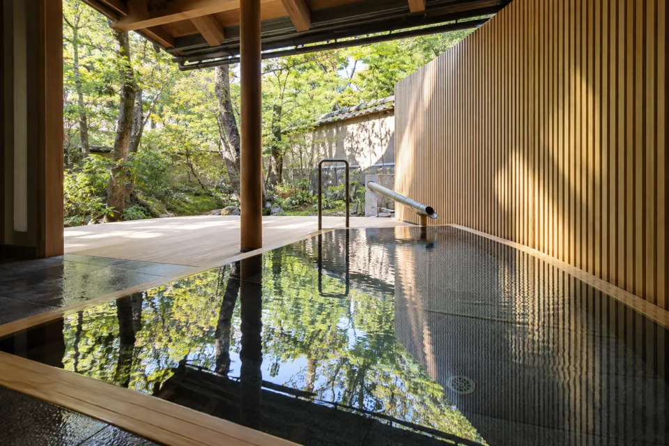亀の井別荘の100番館の露天風呂