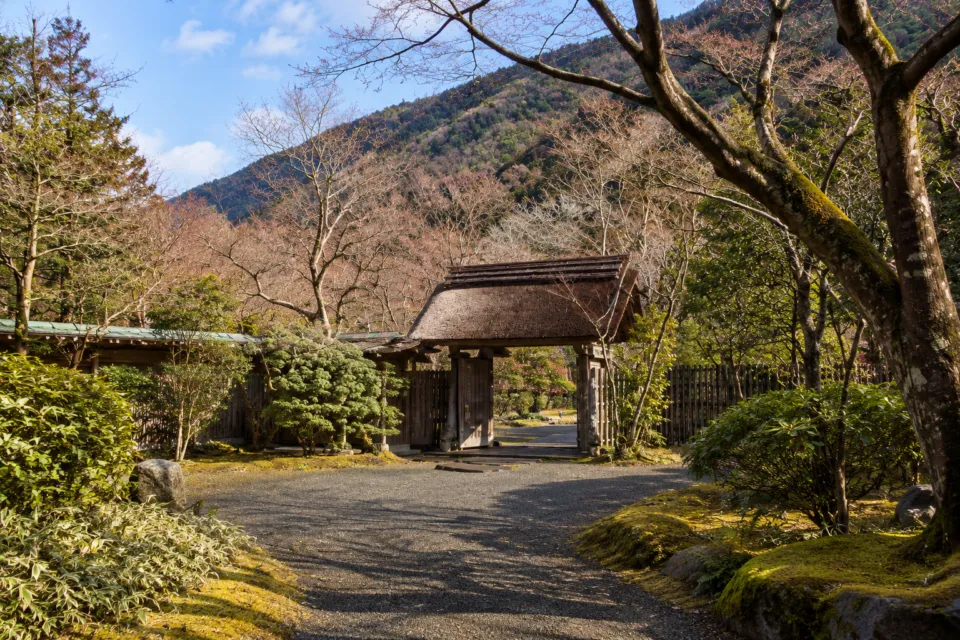 亀の井別荘の茅葺きの門