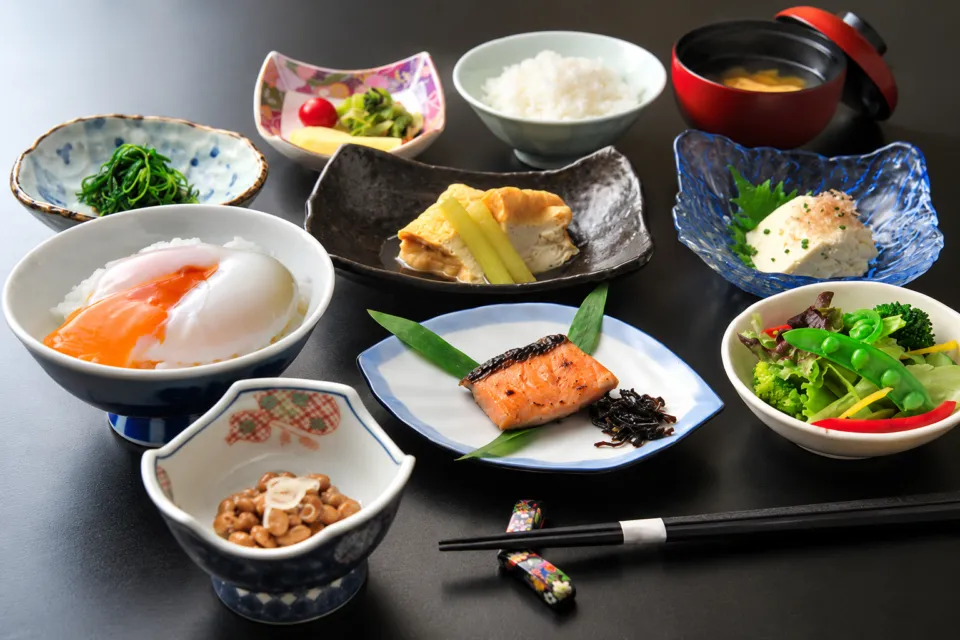 小野川温泉 亀屋万年閣の器に並ぶ朝食