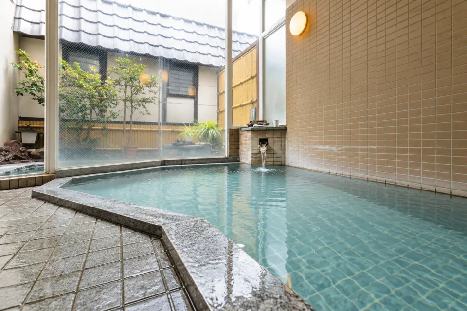 小野川温泉 亀屋万年閣の窓に面した内湯