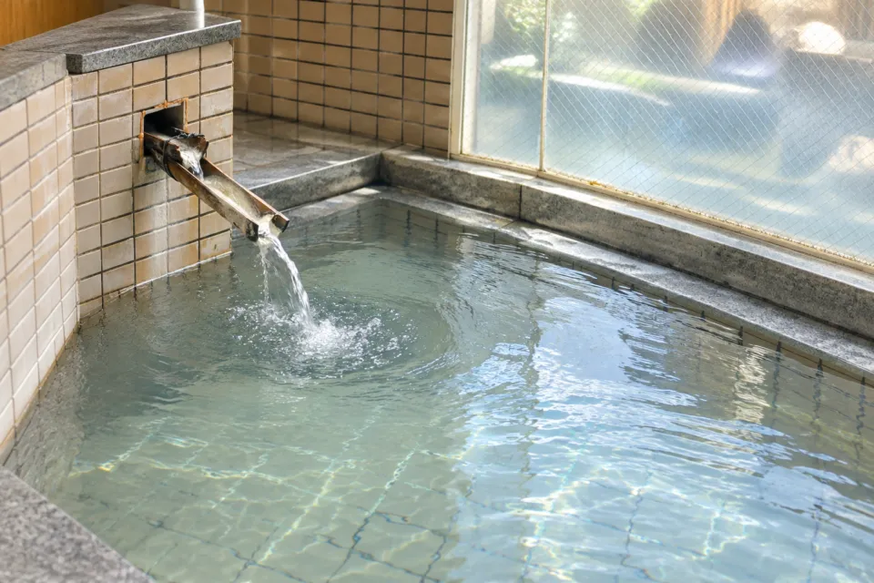 小野川温泉 亀屋万年閣の湯口のある浴槽