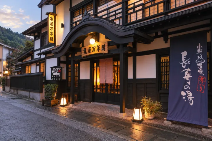 小野川温泉 亀屋万年閣の正面入口の夜景