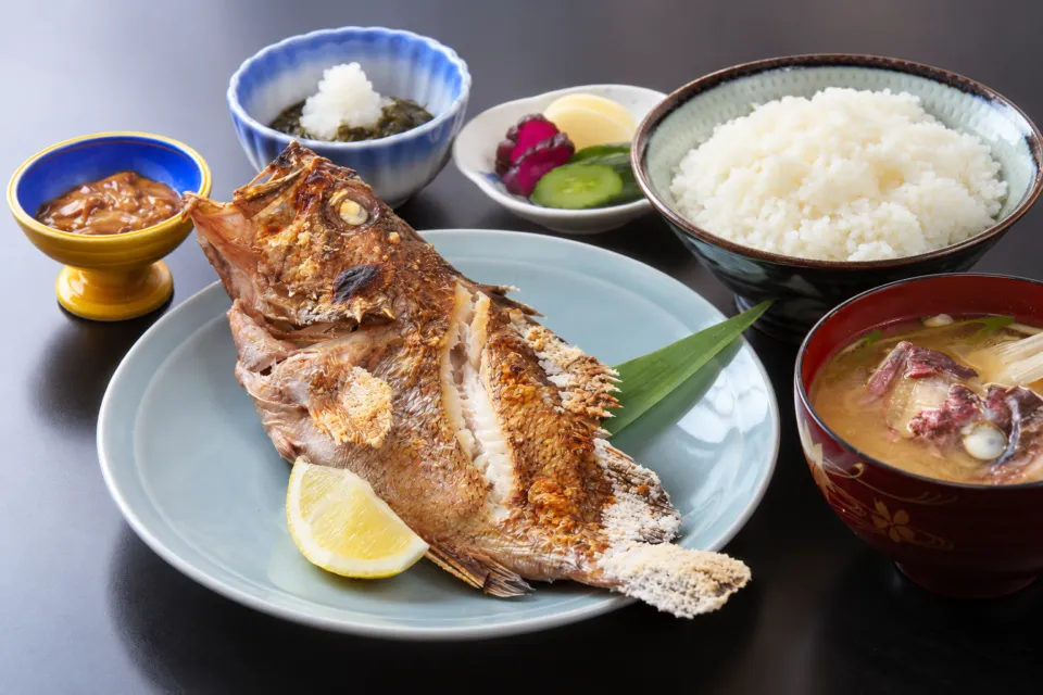 亀寿司食堂の焼魚とご飯などの定食