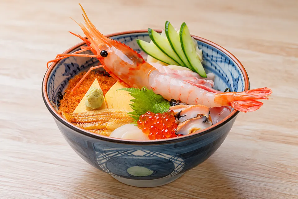 亀寿司食堂の海老と白身魚などの上ちらし寿司