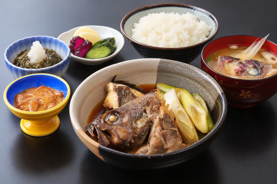 亀寿司食堂の煮魚とご飯などの定食