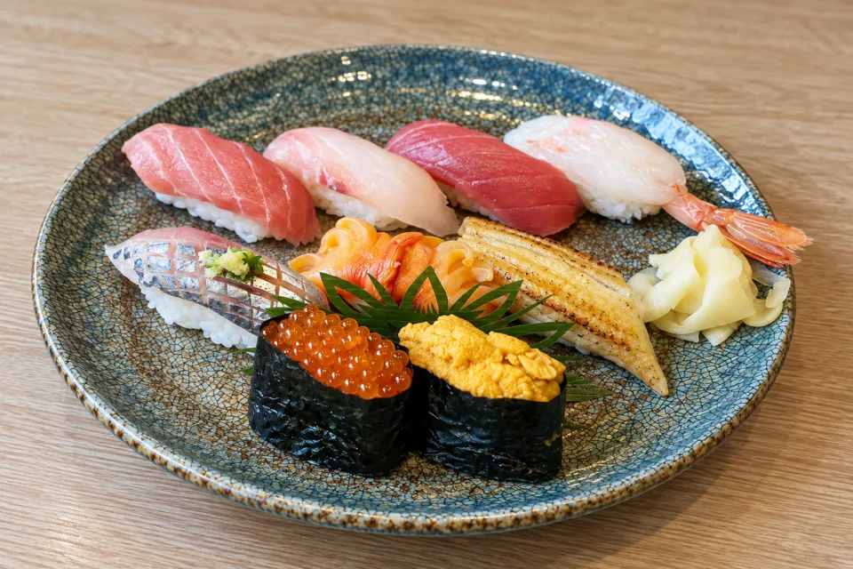 亀寿司食堂の握り寿司と軍艦の盛り合わせ