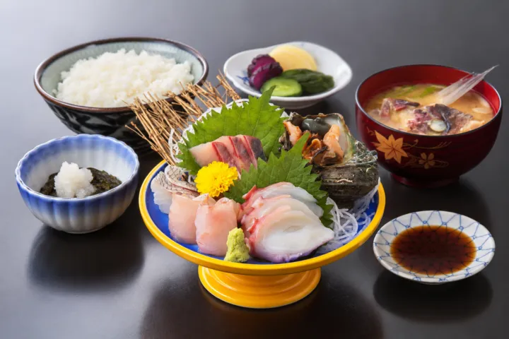 亀寿司食堂の刺身とご飯などの定食