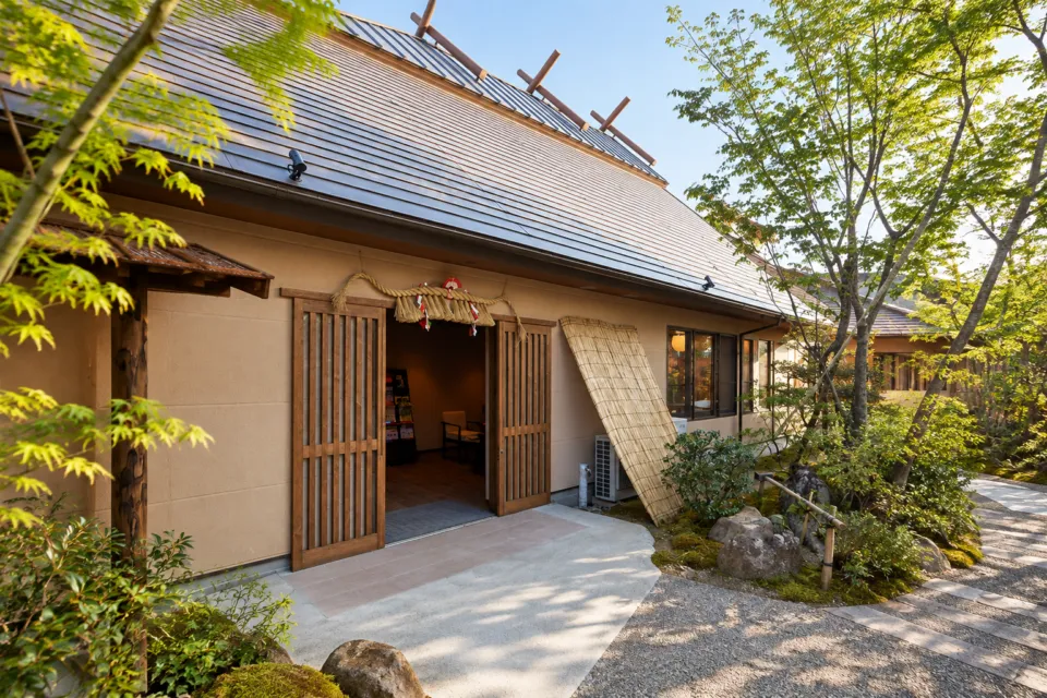 高千穂 離れの宿 神隠れの千木の屋根を持つ管理棟の入口