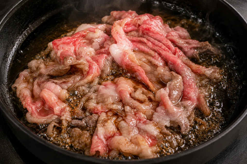 近江牛 かね吉の鍋で焼かれる名物じゅんじゅんの牛肉