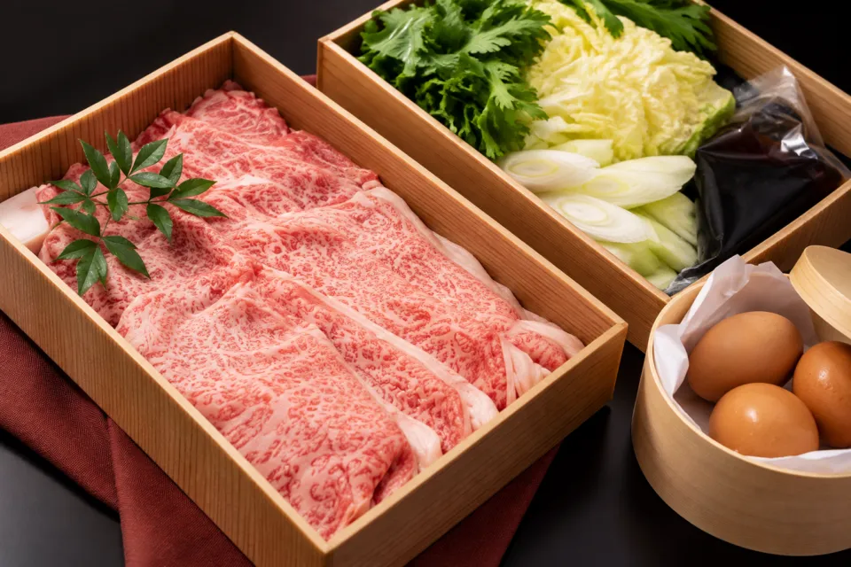 近江牛 かね吉の木箱に詰められた持ち帰り用の牛肉と野菜