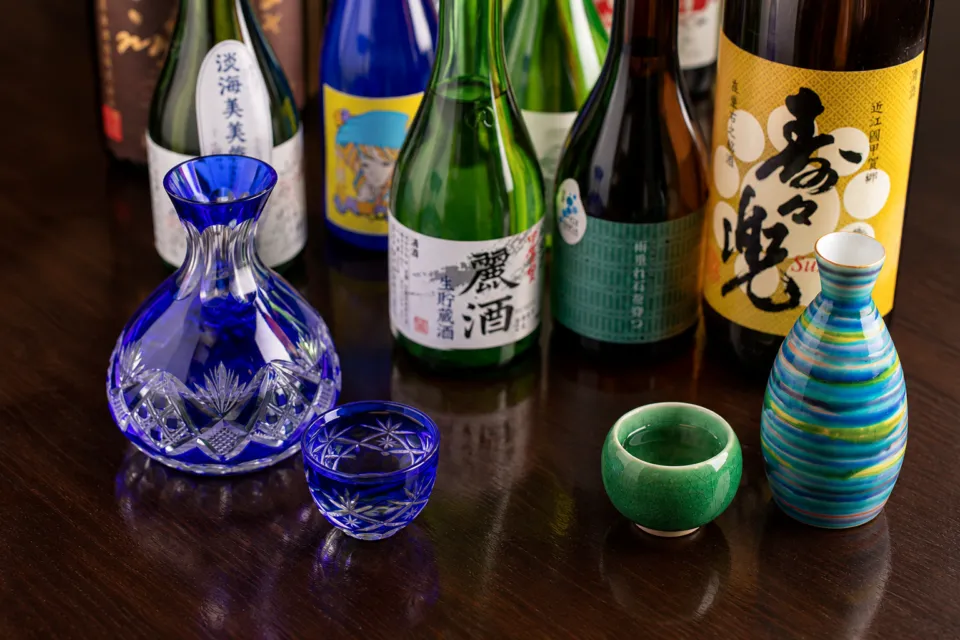 近江牛 かね吉の日本酒のボトルと酒器