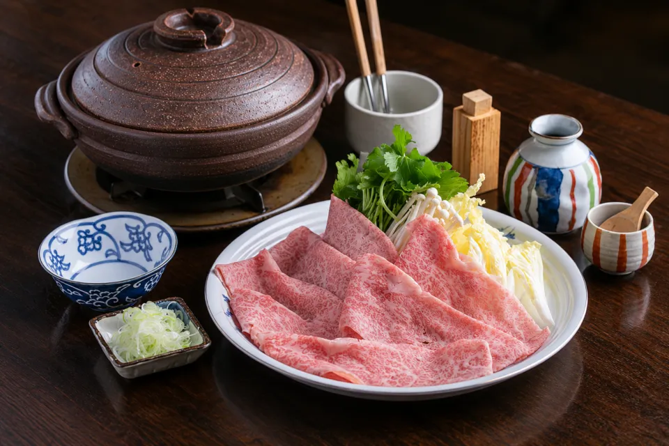 近江牛 かね吉のしゃぶしゃぶの牛肉と野菜が並ぶ食卓