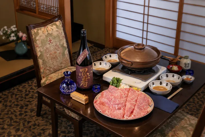 近江牛 かね吉の近江牛と器が配された個室の食卓