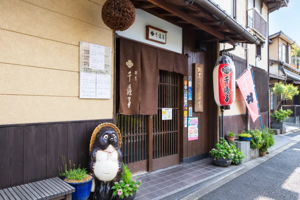 割烹 千渡里の暖簾と提灯がある店舗入口