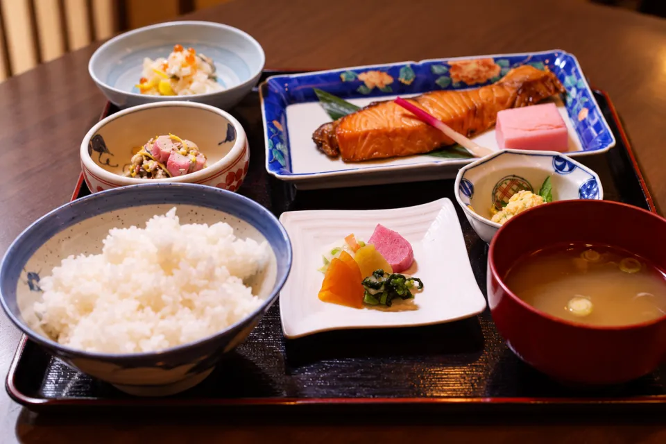 割烹 千渡里の塩引き鮭を中心にした定食