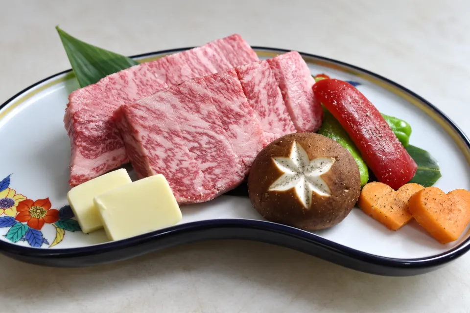 割烹 千渡里の村上牛と野菜をのせた皿