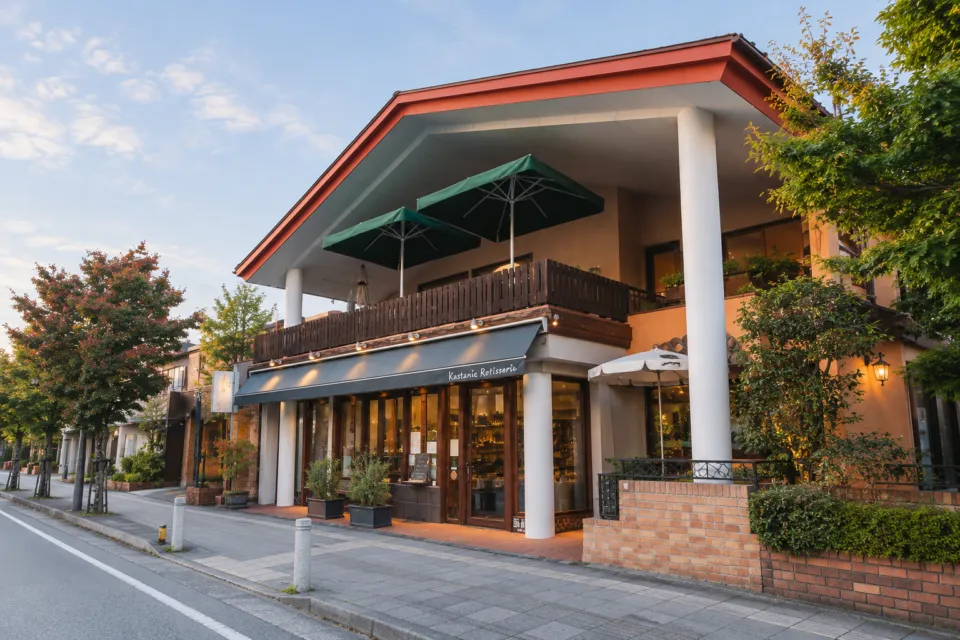 カスターニエ 軽井沢ローストチキンの夕方の店舗入口と看板