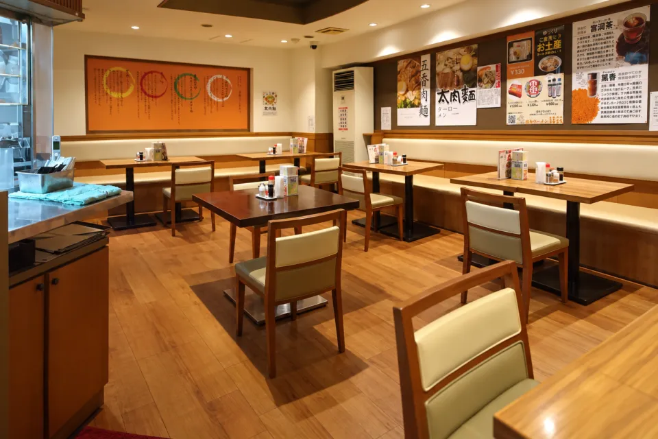 桂花ラーメン 熊本本店のテーブル席（2020年の公式X掲載写真）