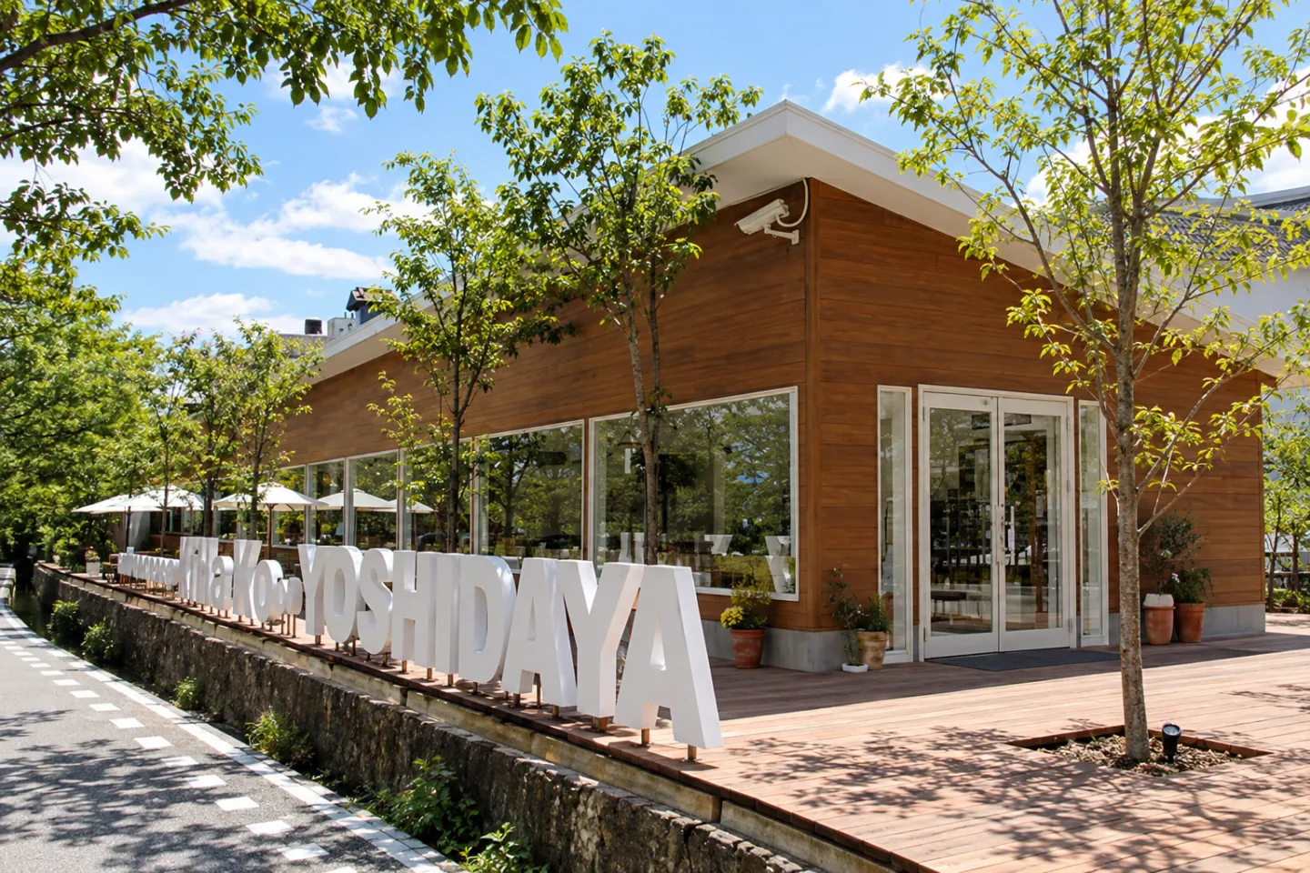 RestaurantCafe&Shop kihacoの木の外壁とガラス窓の店舗外観