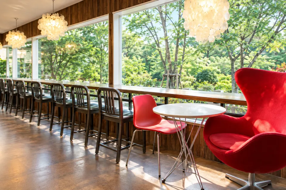 RestaurantCafe&Shop kihacoの窓沿いの席と吊り照明