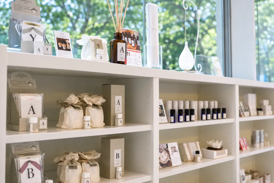 RestaurantCafe&Shop kihacoの白い棚の雑貨とディフューザー